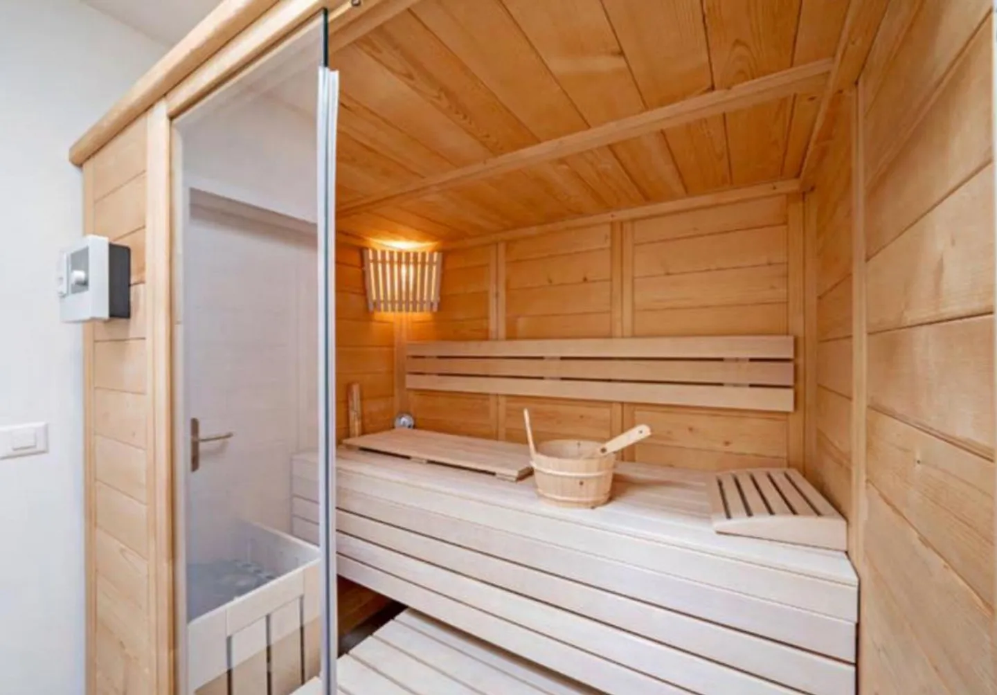 Exklusives, modernes Haus mit viel Licht und eigenem Pool - Foto 4 von 19