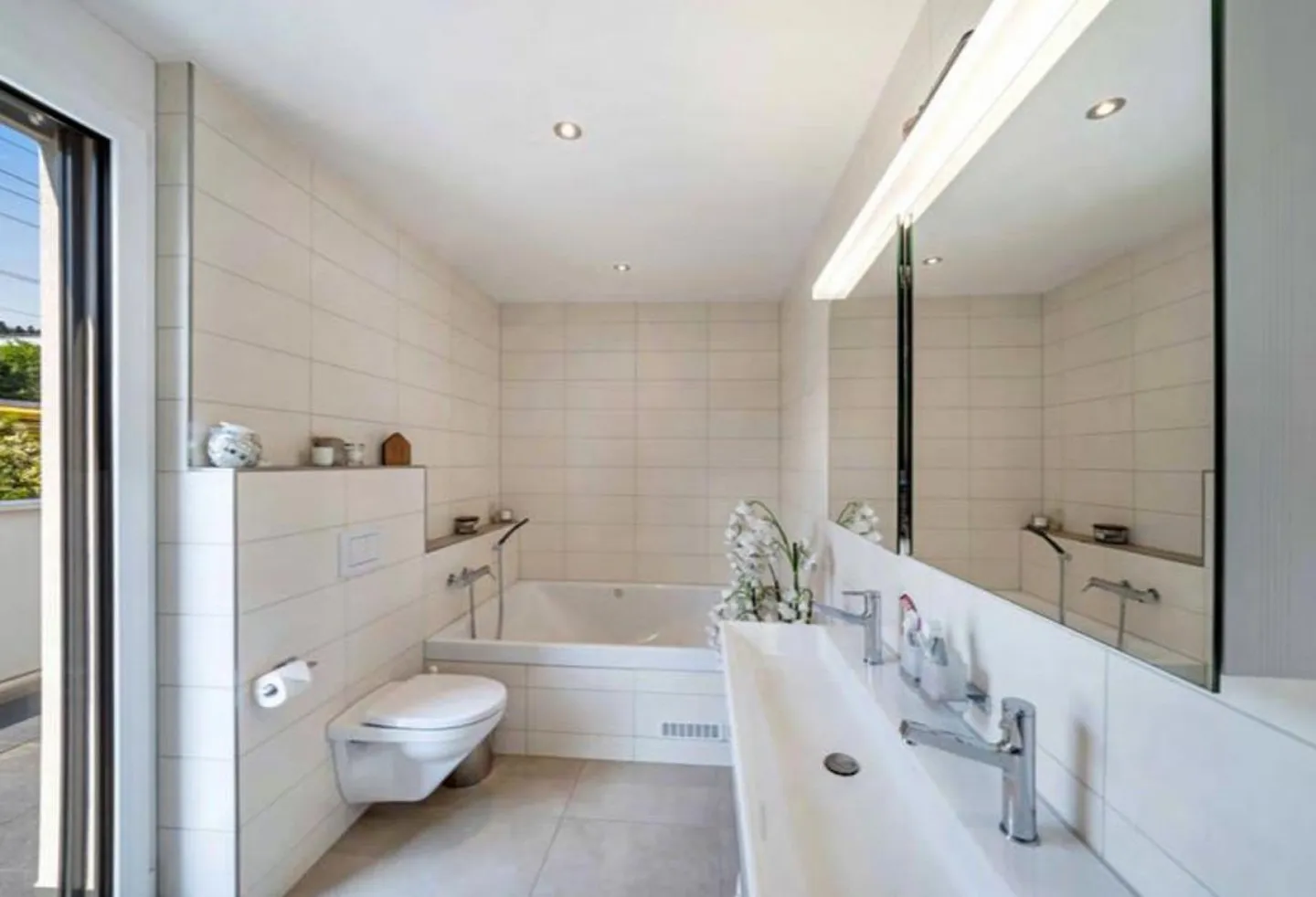 Exklusives, modernes Haus mit viel Licht und eigenem Pool - Foto 7 von 19