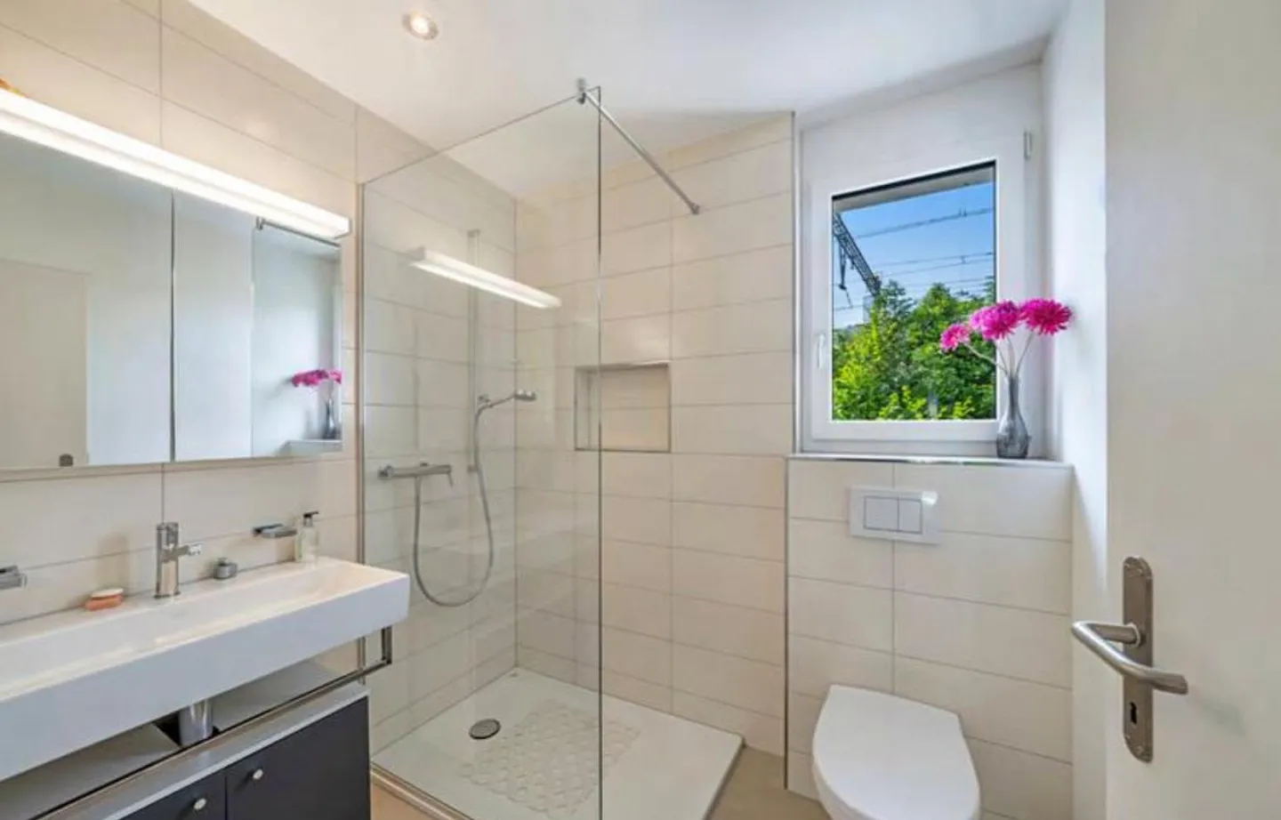 Exklusives, modernes Haus mit viel Licht und eigenem Pool - Foto 8 von 19