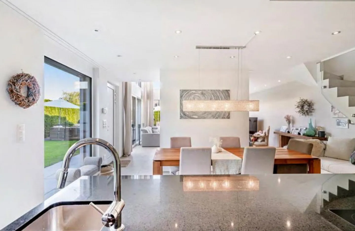 Exklusives, modernes Haus mit viel Licht und eigenem Pool - Foto 14 von 19