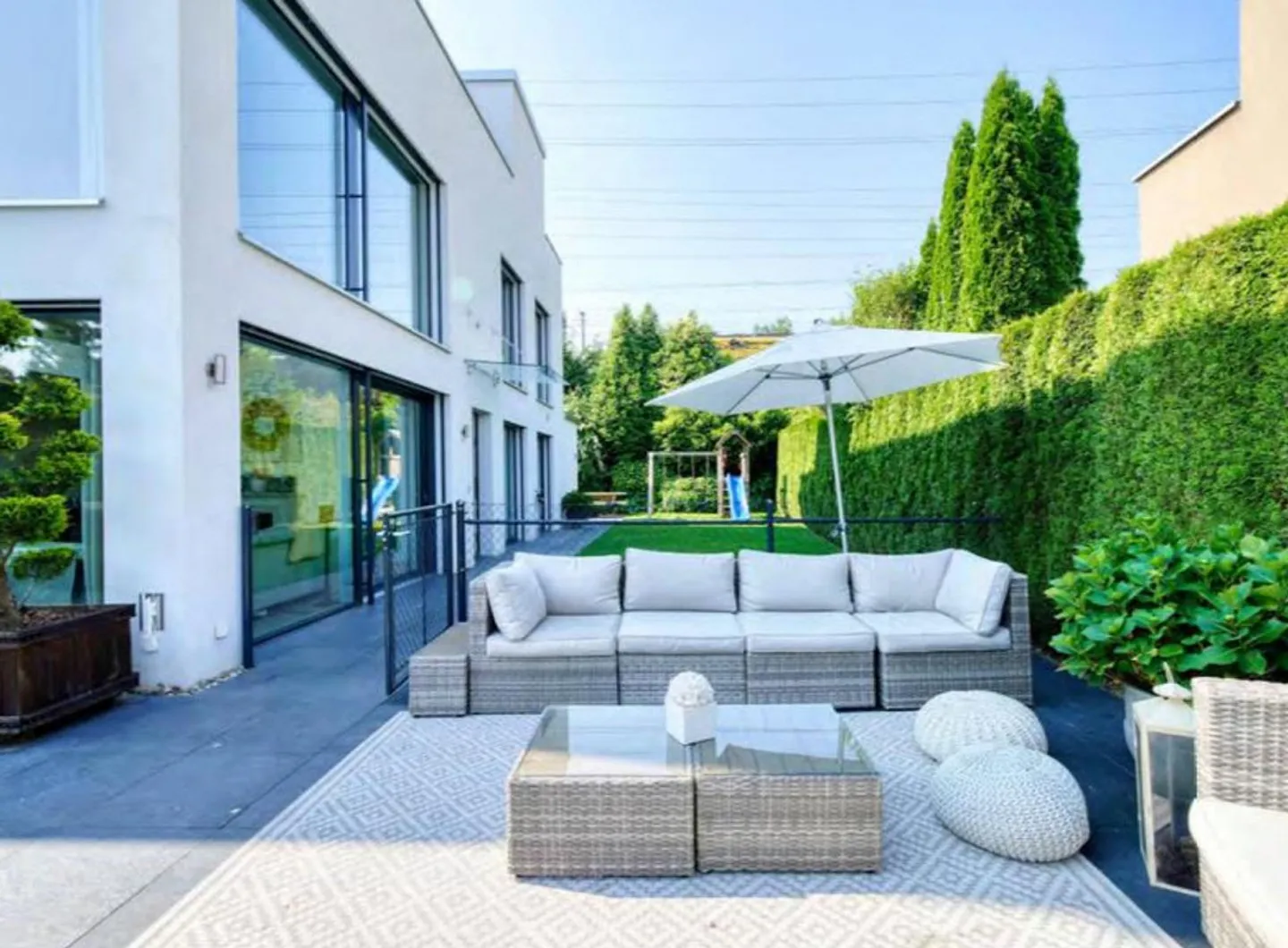 Exklusives, modernes Haus mit viel Licht und eigenem Pool - Foto 16 von 19