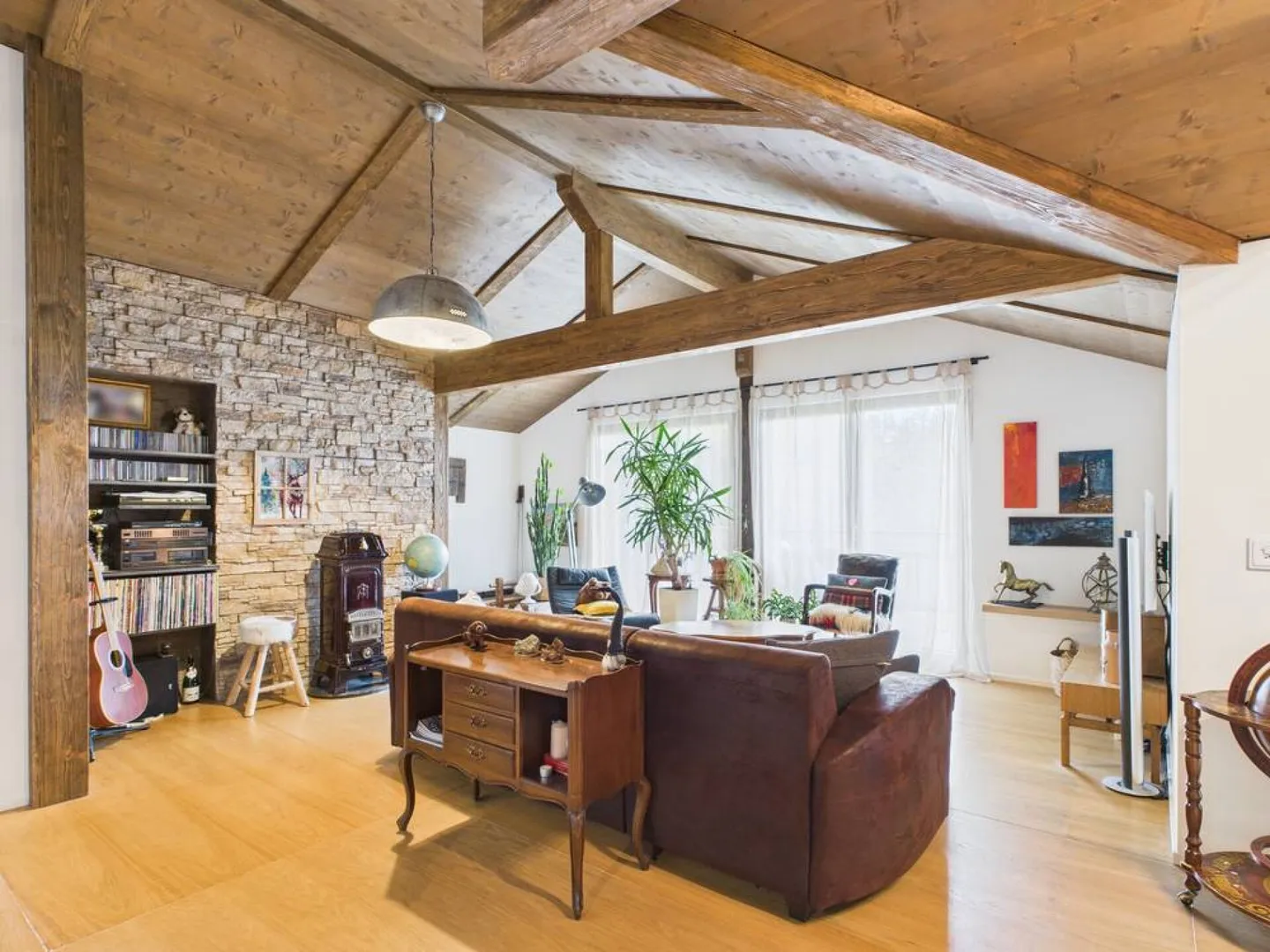 Chalet Incantevole in Posizione Tranquilla con Comfort Moderno - Foto 2 di 13