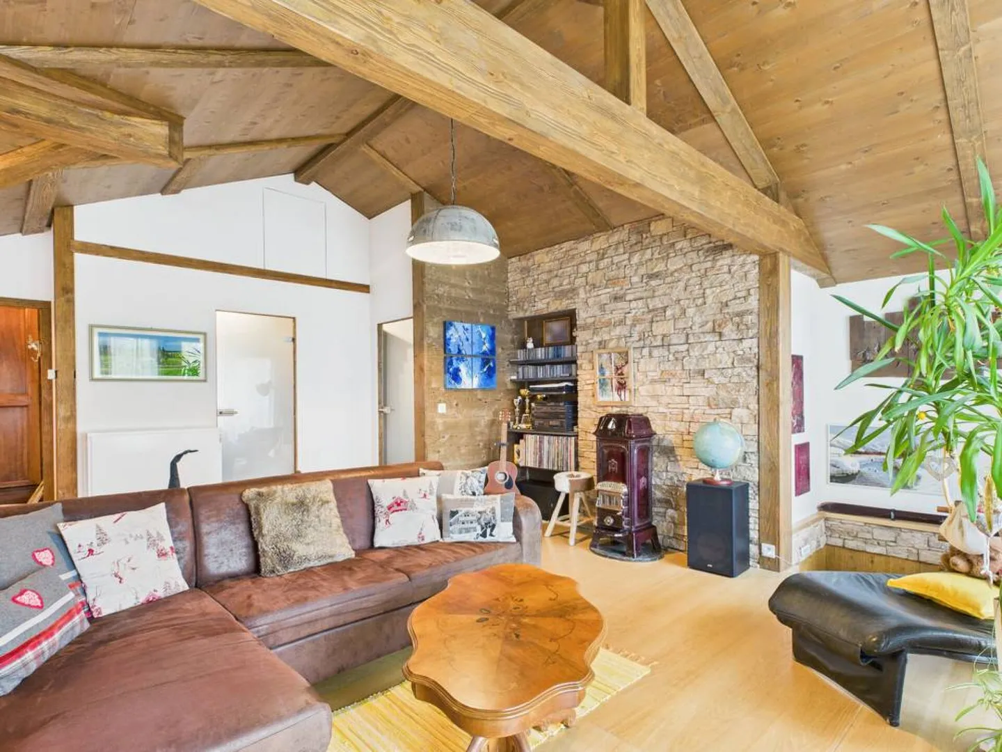 Chalet Incantevole in Posizione Tranquilla con Comfort Moderno - Foto 3 di 13