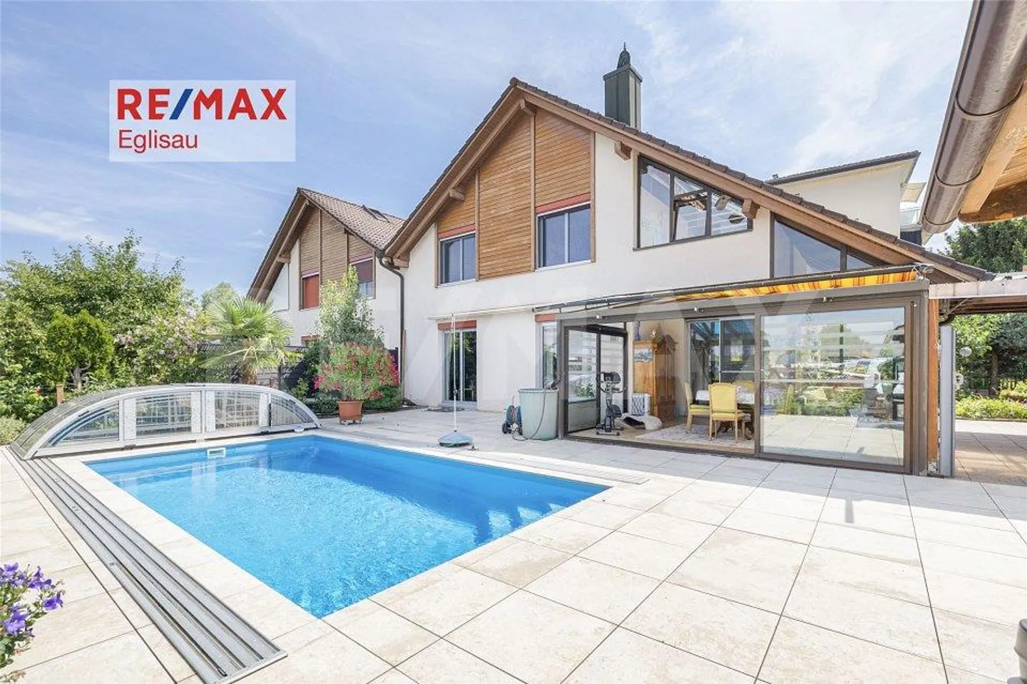 Maison individuelle avec véranda et piscine couverte - Photo 1 sur 13