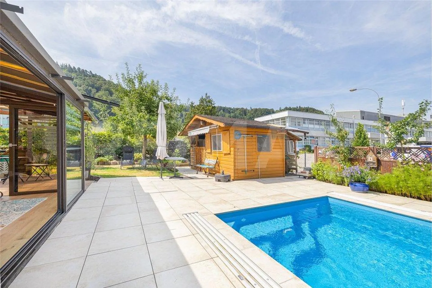 Maison individuelle avec véranda et piscine couverte - Photo 2 sur 13