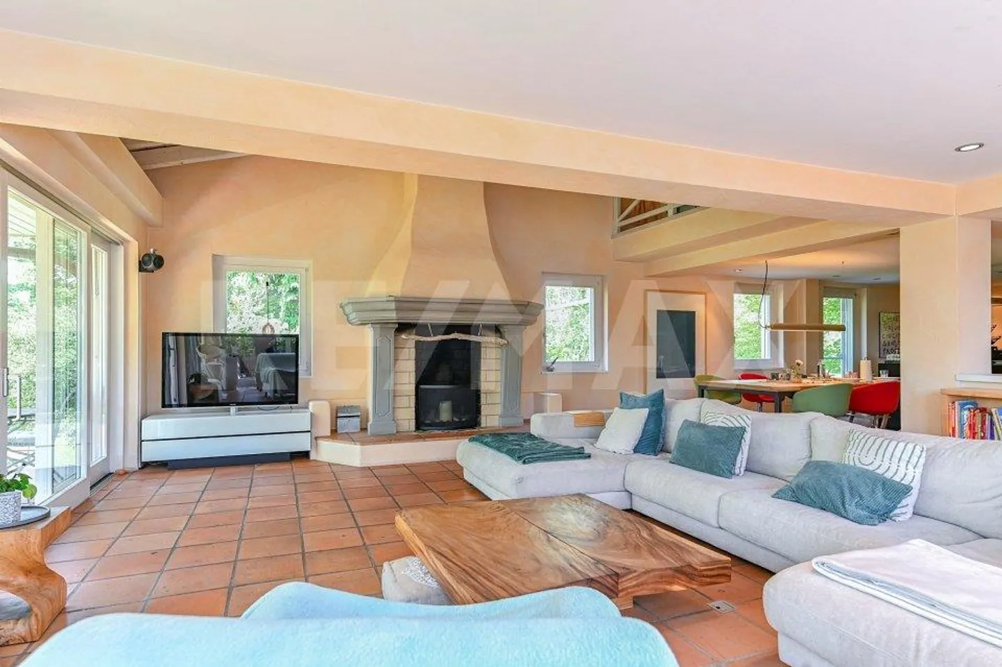 Where Calm Meets Space – Extraordinary Living in Freienstein - Photo 10 of 13