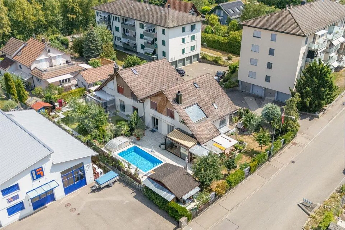 Maison individuelle avec véranda et piscine couverte - Photo 3 sur 13