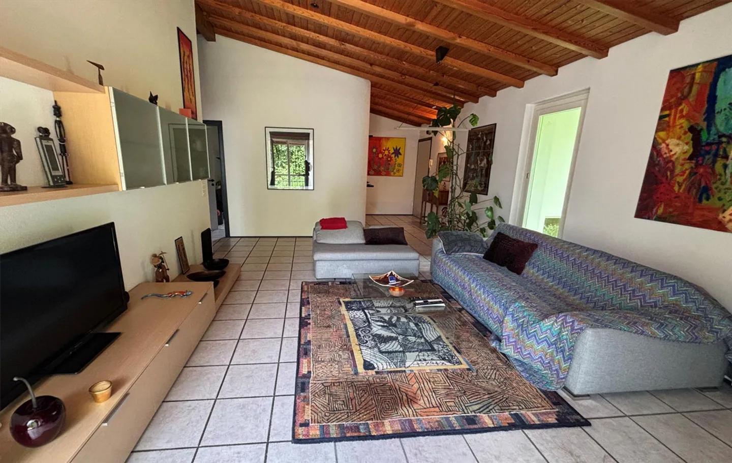 Renovated apartment immersed in greenery and nature - Photo 7 of 11