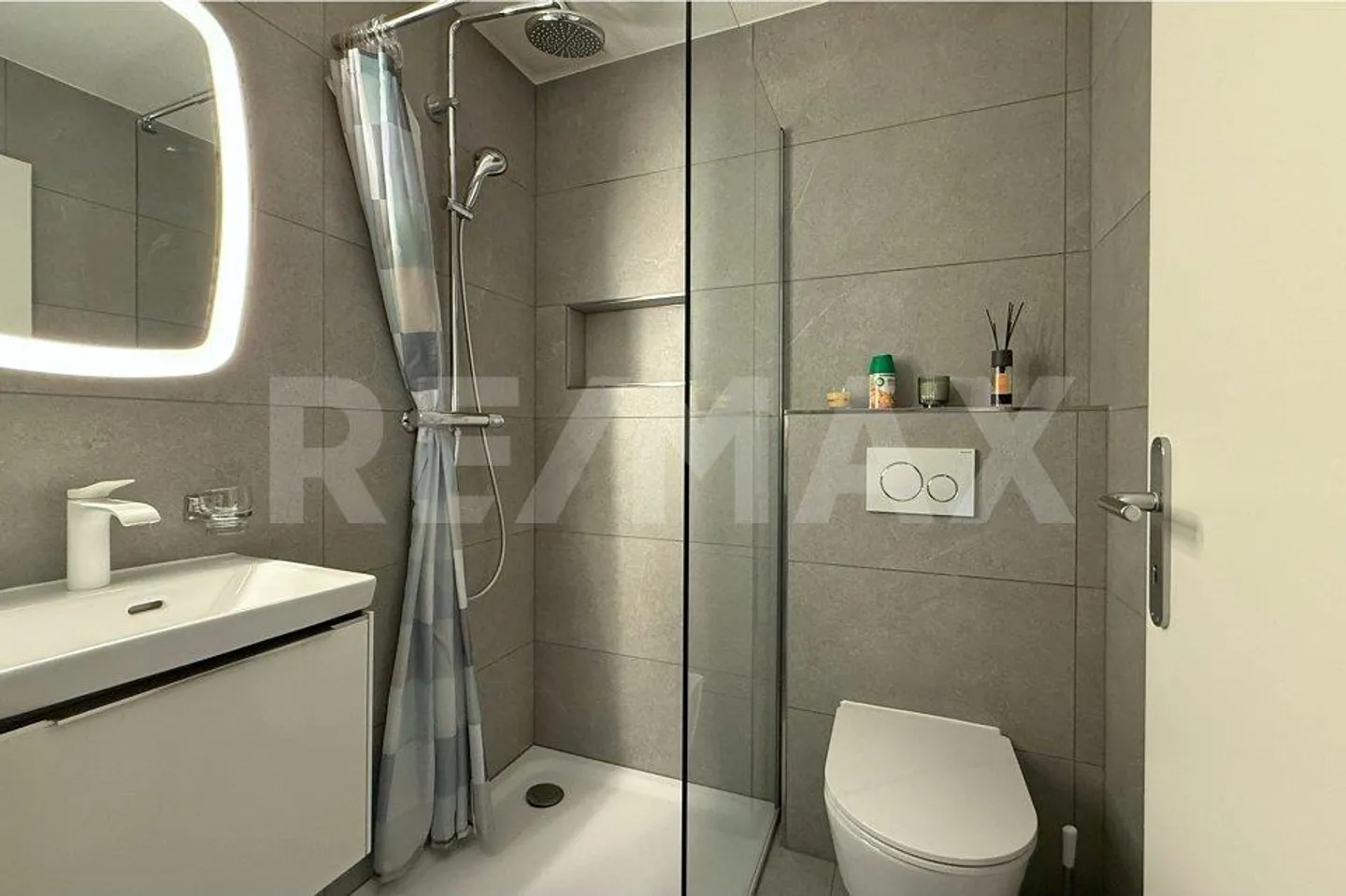 Beaucoup d'espace pour toute la famille - appartement moderne de 5½ pièces dans un endroit calme - Photo 2 sur 13