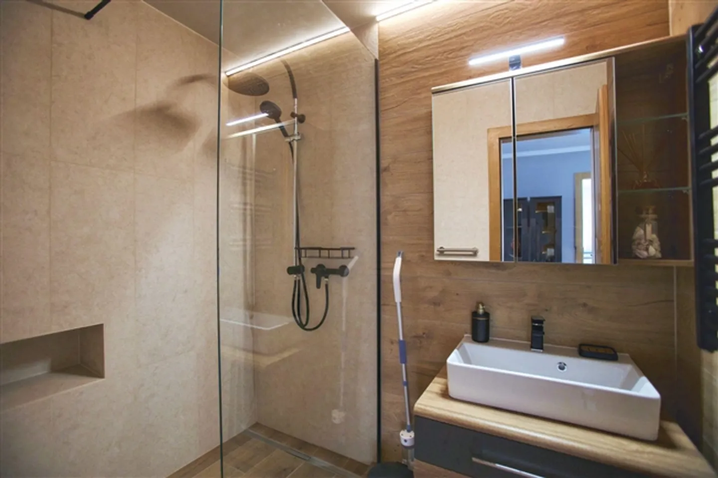 Appartement à louer, Rue des Vaudrès, à Riviera-Pays-d'Enhaut, Suisse - Photo 4 sur 9