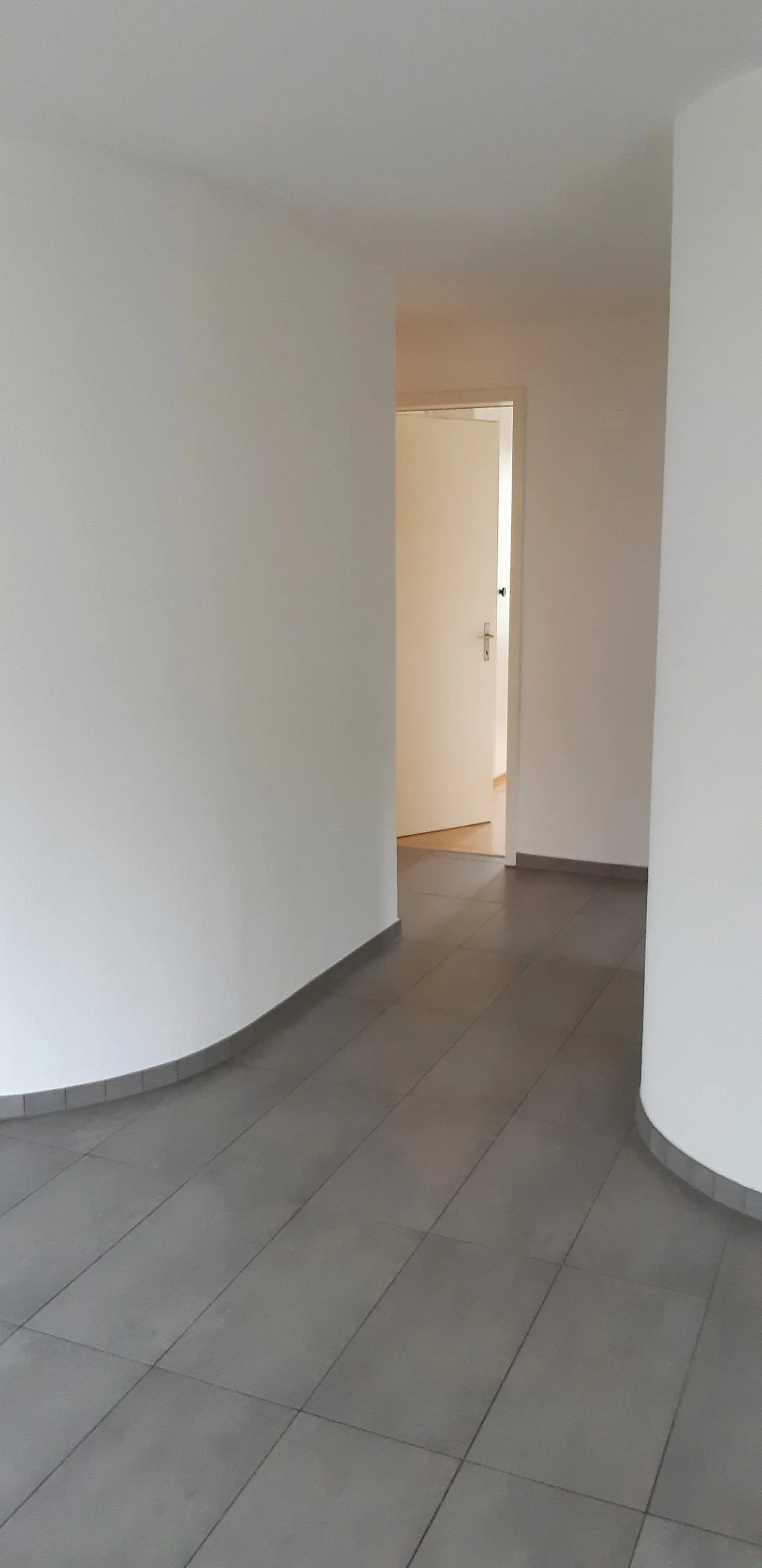 Appartamento di 4,5 stanze appena ristrutturato direttamente accanto all'asilo e alla scuola primaria - Foto 13 di 14