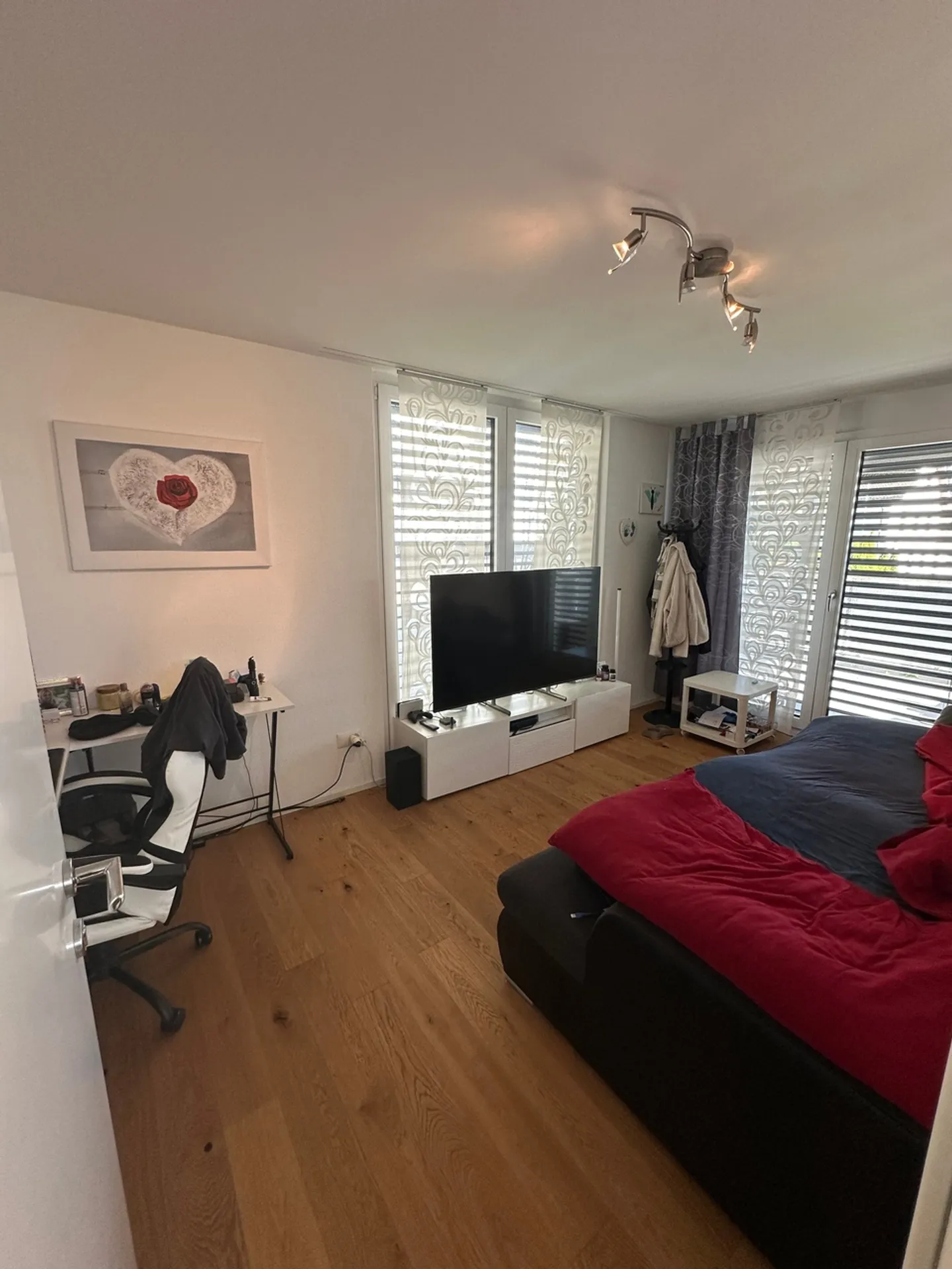 Maison individuelle de 6,5 pièces adaptée aux familles avec jardin spacieux dans un emplacement central - Photo 7 sur 13