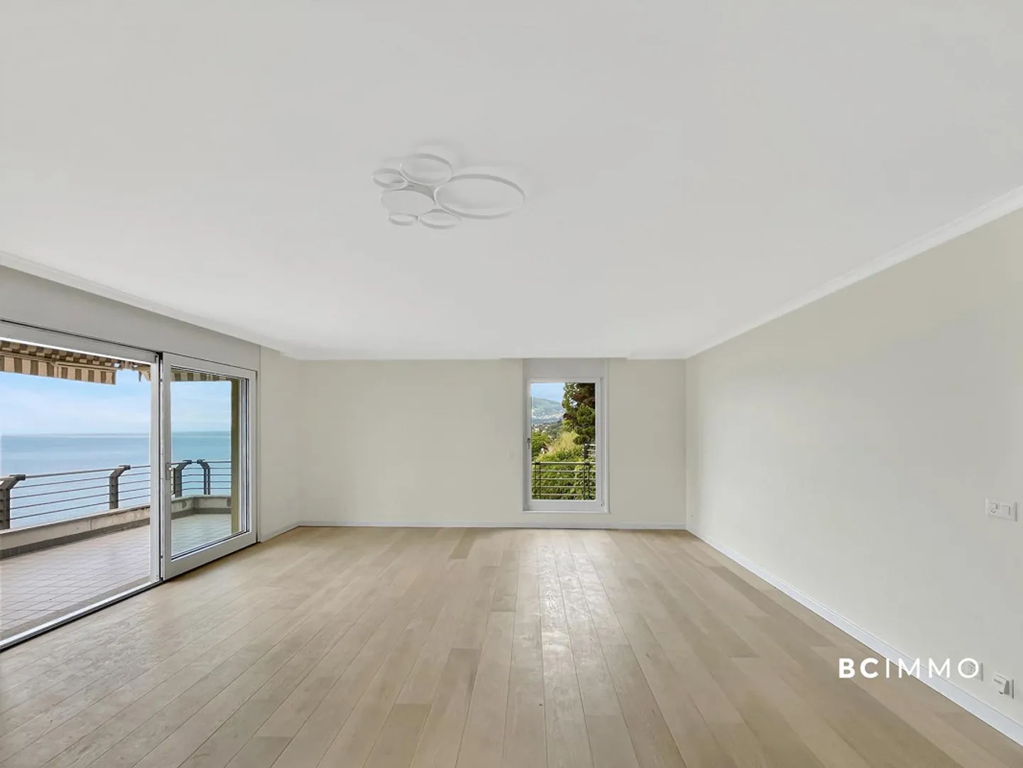 Eleganza contemporanea con vista panoramica sul lago - Foto 1 di 12