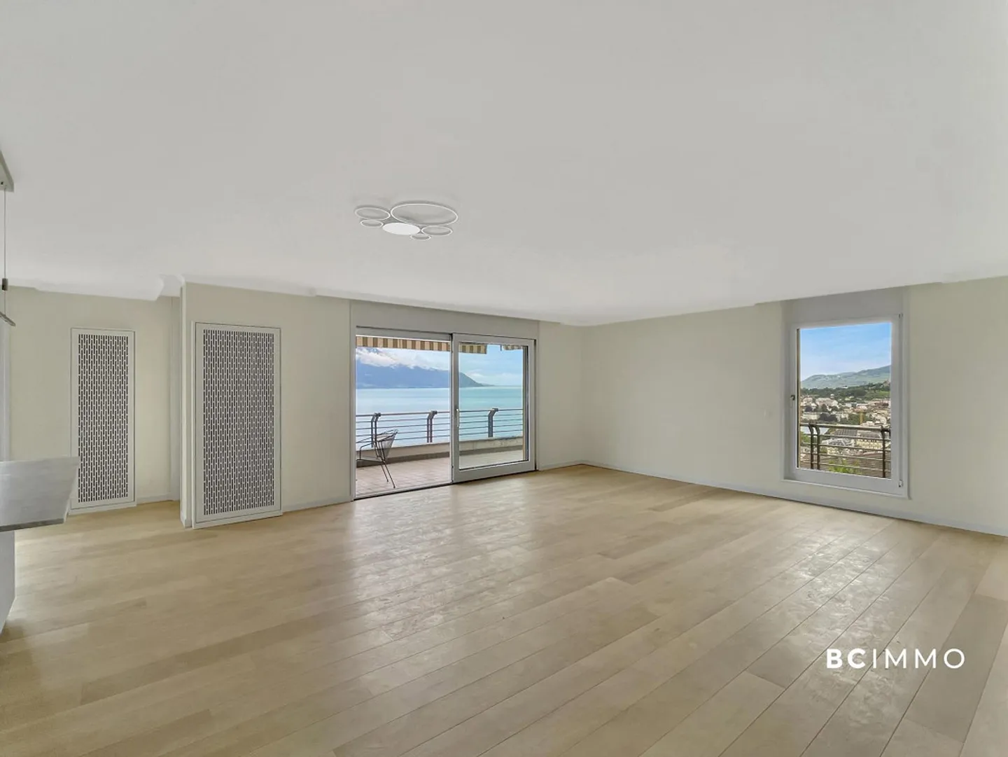 Eleganza contemporanea con vista panoramica sul lago - Foto 2 di 12