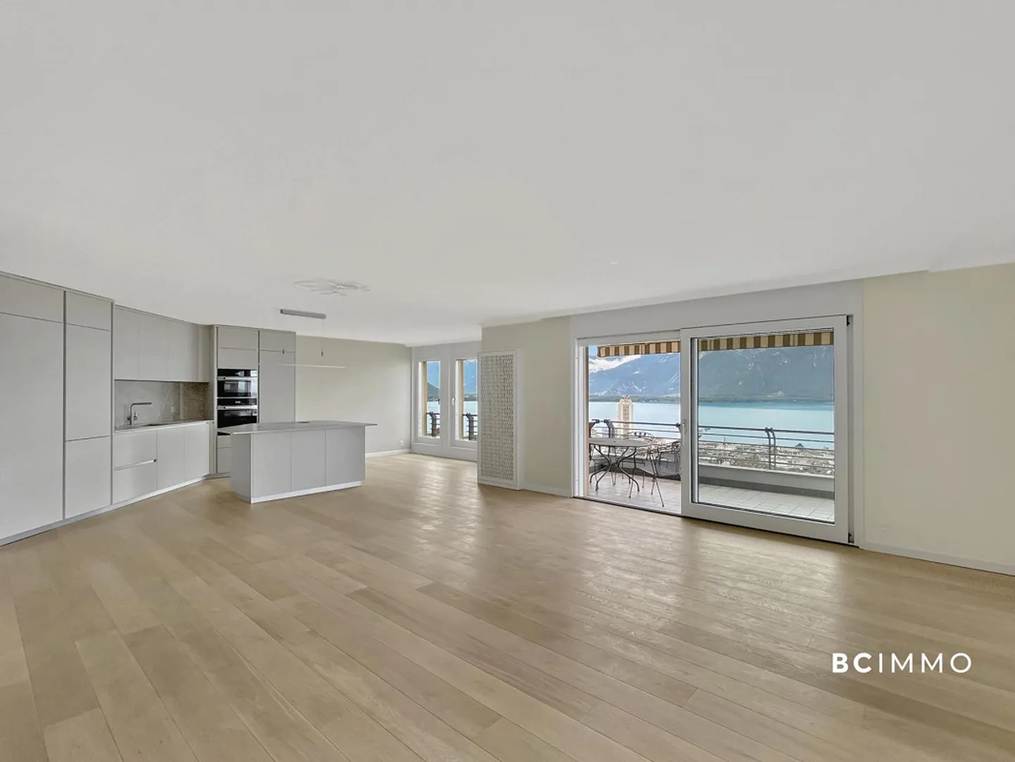Eleganza contemporanea con vista panoramica sul lago - Foto 3 di 12