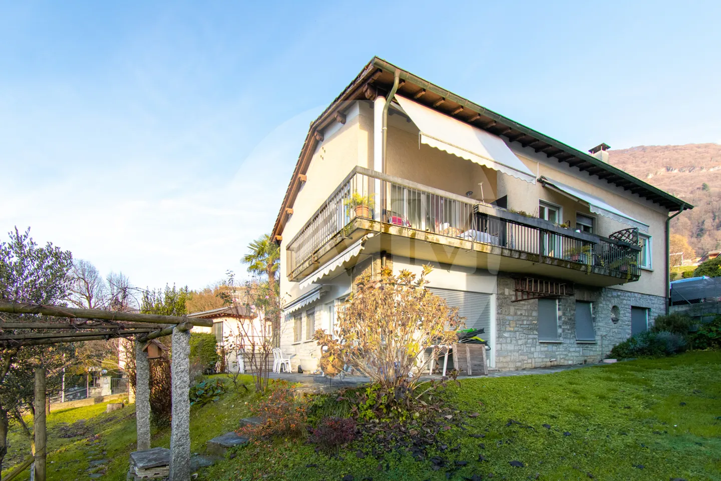 EINZELHAUS MIT GARTEN UND ZU WERTENDEN RÄUMEN - Foto 1 von 8