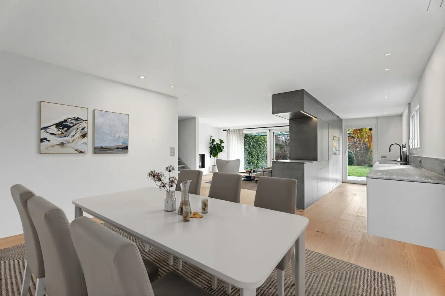 Luxurious living meets timeless elegance - Photo 1 of 6