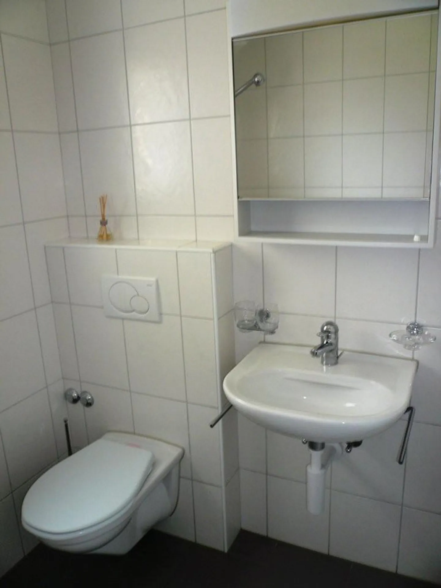 Appartement lumineux de 2,5 pièces avec vue sur la verdure - Photo 2 sur 8