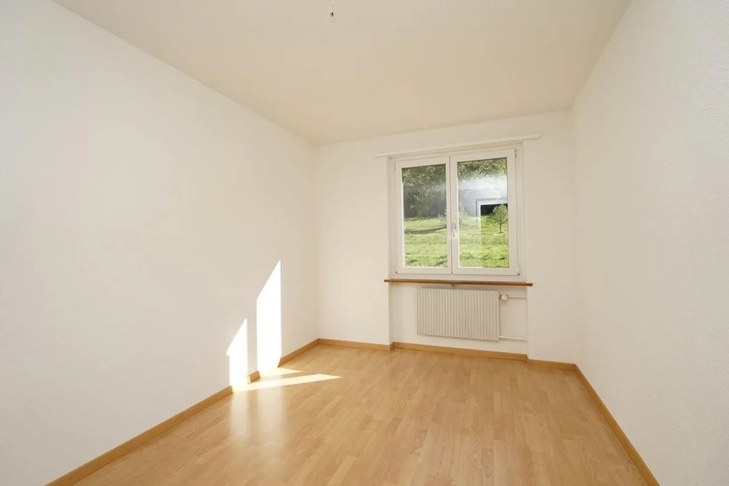 Appartement lumineux de 2,5 pièces avec vue sur la verdure - Photo 3 sur 8