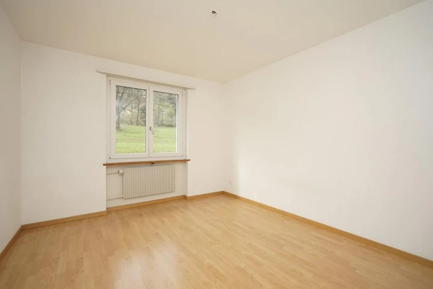 Appartement lumineux de 2,5 pièces avec vue sur la verdure - Photo 4 sur 8