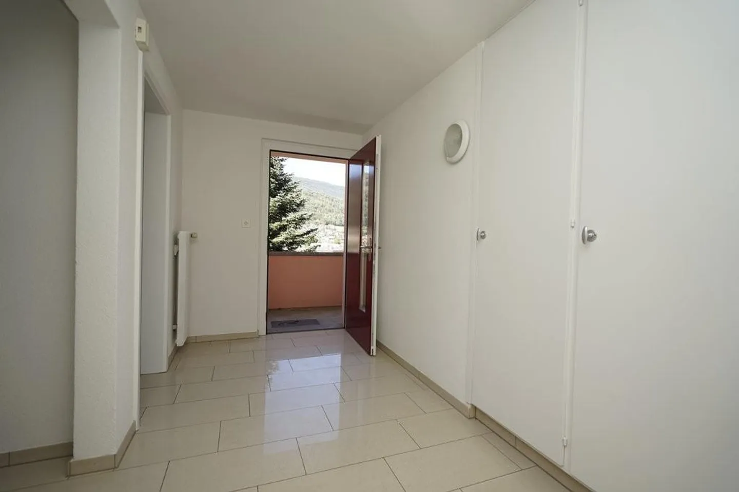 Appartement lumineux de 2,5 pièces avec vue sur la verdure - Photo 5 sur 8