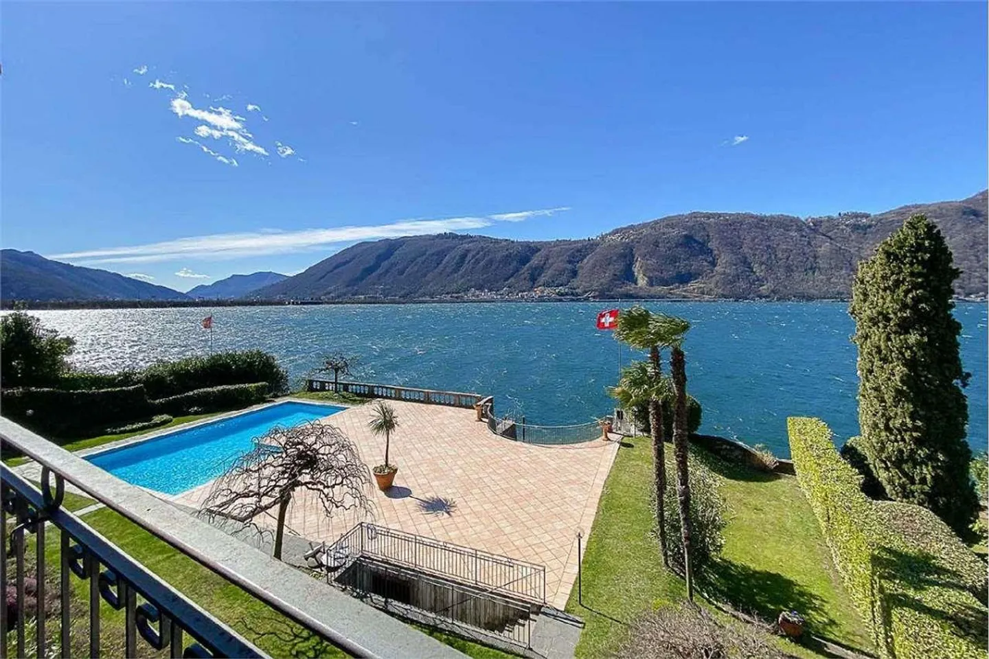 Appartement exclusif de 4,5 pièces avec vue sur le lac, quai privé et place de bateau - Photo 1 sur 13