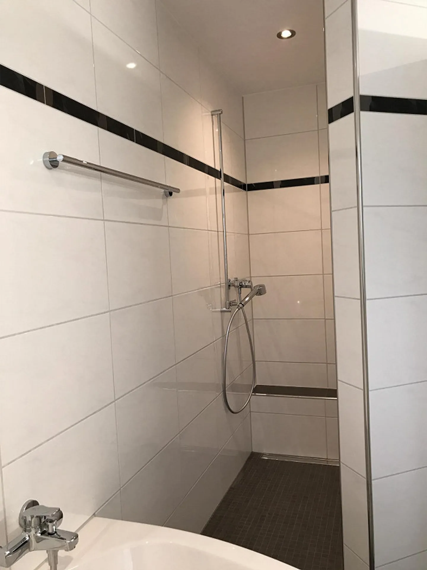 Exklusives 8,5-Zimmer-Einfamilienhaus mit Pool, Sauna & PV-Anlage - Photo 12 of 21