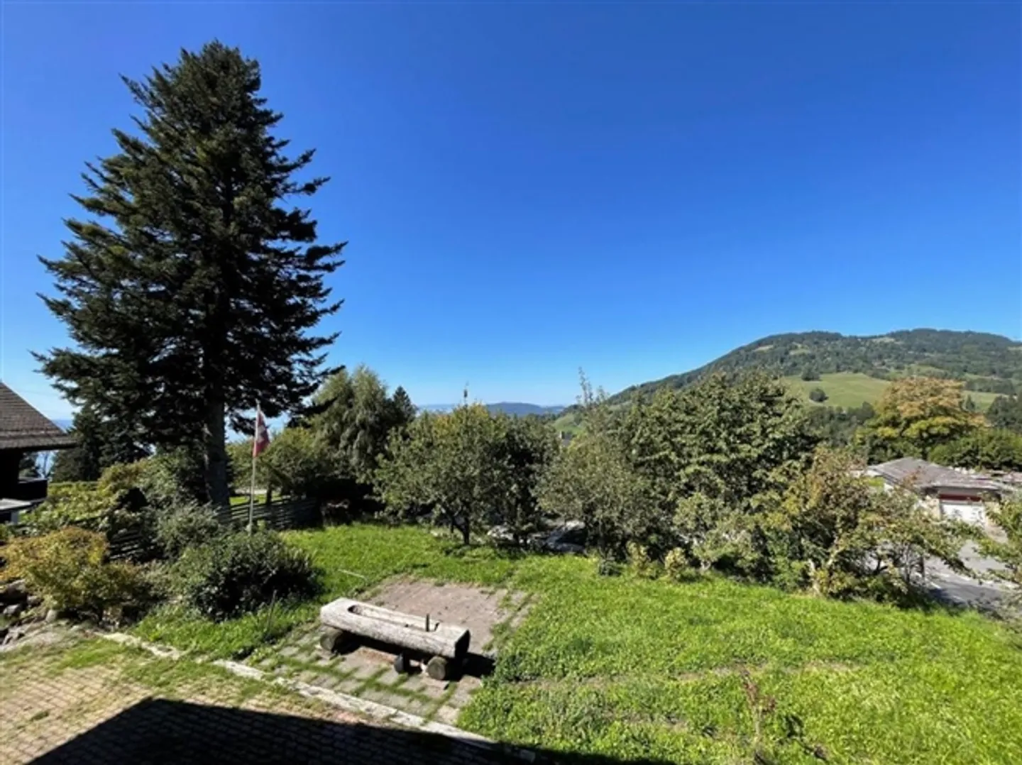 OPPORTUNITÉ À SAISIR - BELLE VUE DANS UN ENDROIT CALME - Photo 2 sur 13