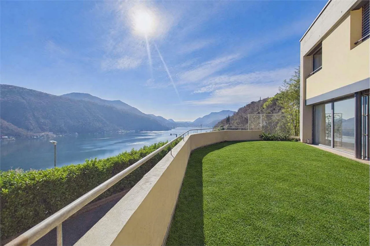 Helle Villa mit Seeblick - Foto 1 von 13