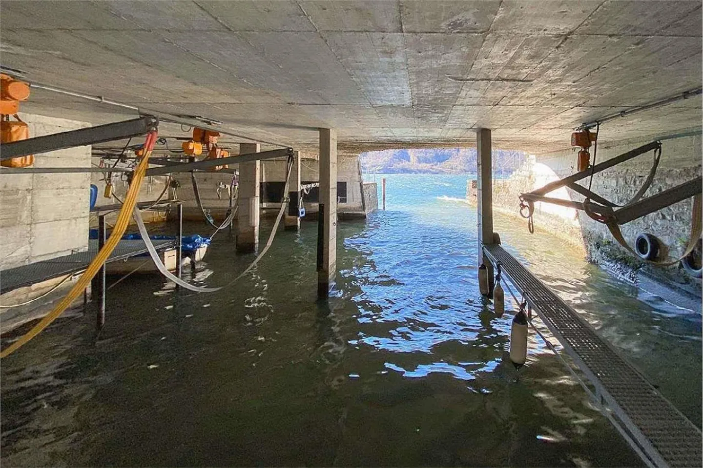 Appartement exclusif de 4,5 pièces avec vue sur le lac, quai privé et place de bateau - Photo 12 sur 13