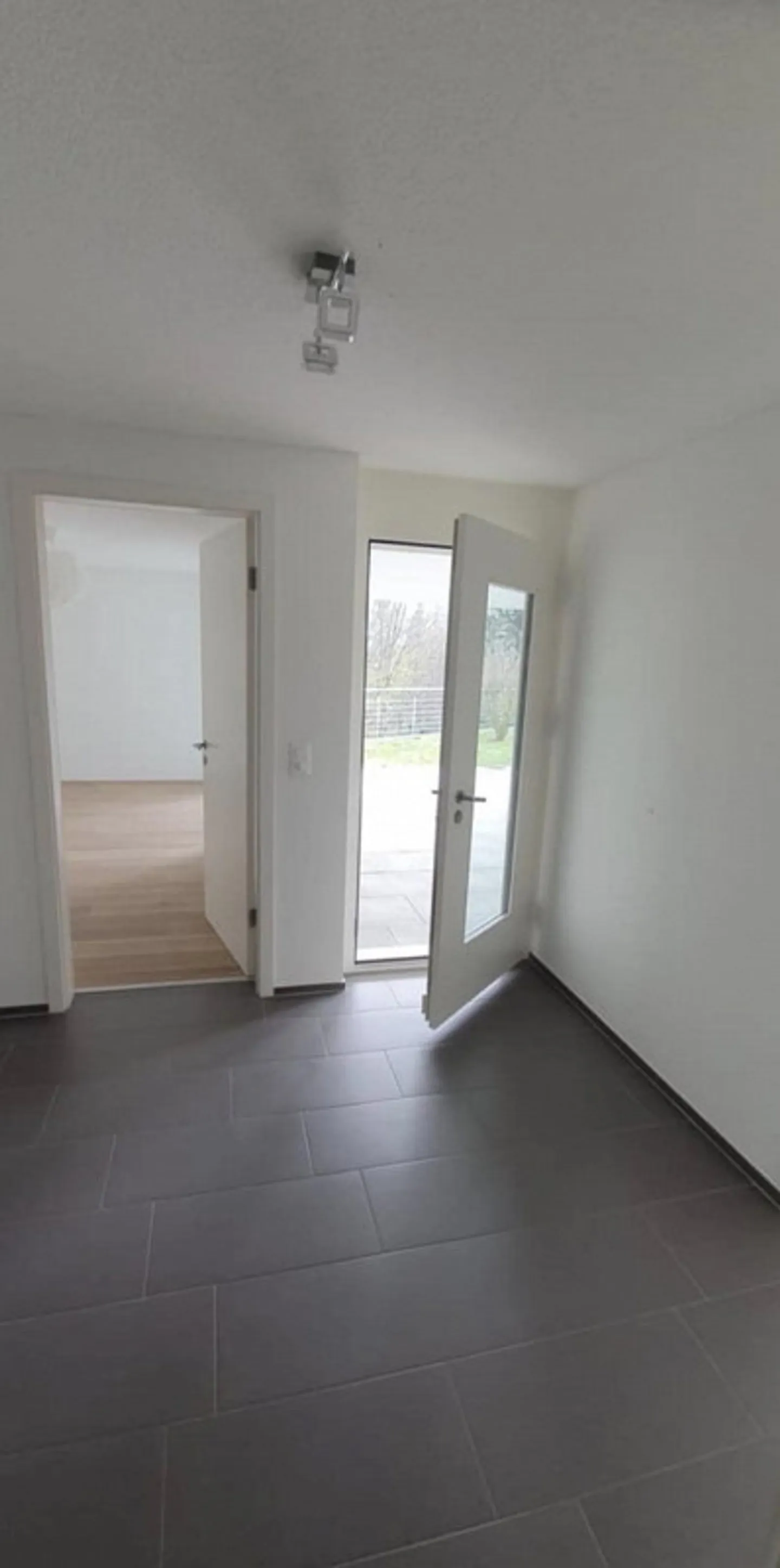 Attractive 2.5-room apartment with large garden - Photo 1 of 9