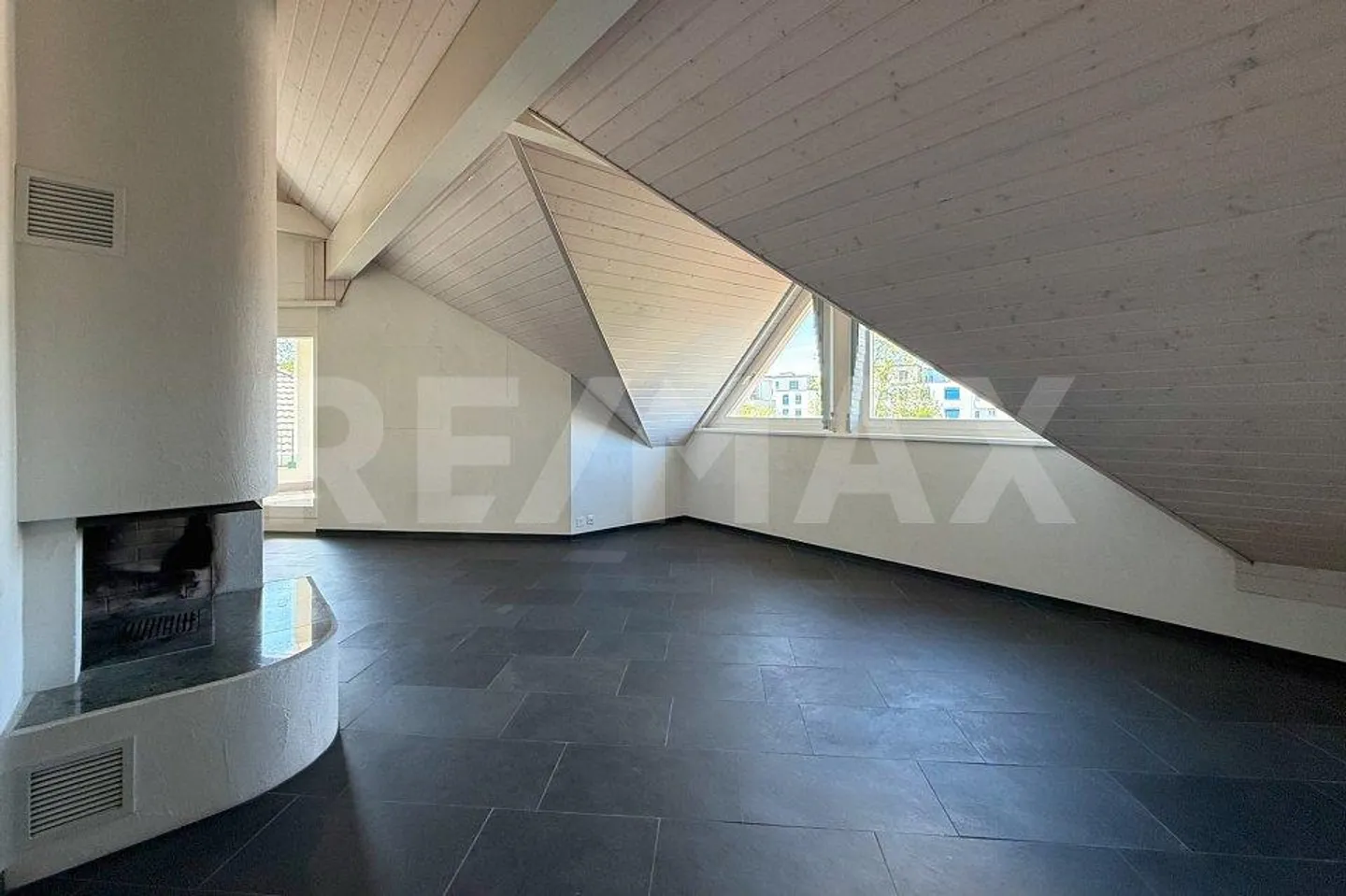 Charming penthouse apartment with fireplace and terrace in a quiet neighborhood - Photo 3 of 13