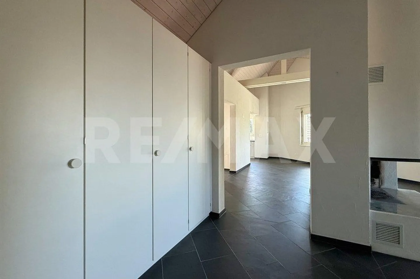Charming penthouse apartment with fireplace and terrace in a quiet neighborhood - Photo 2 of 13