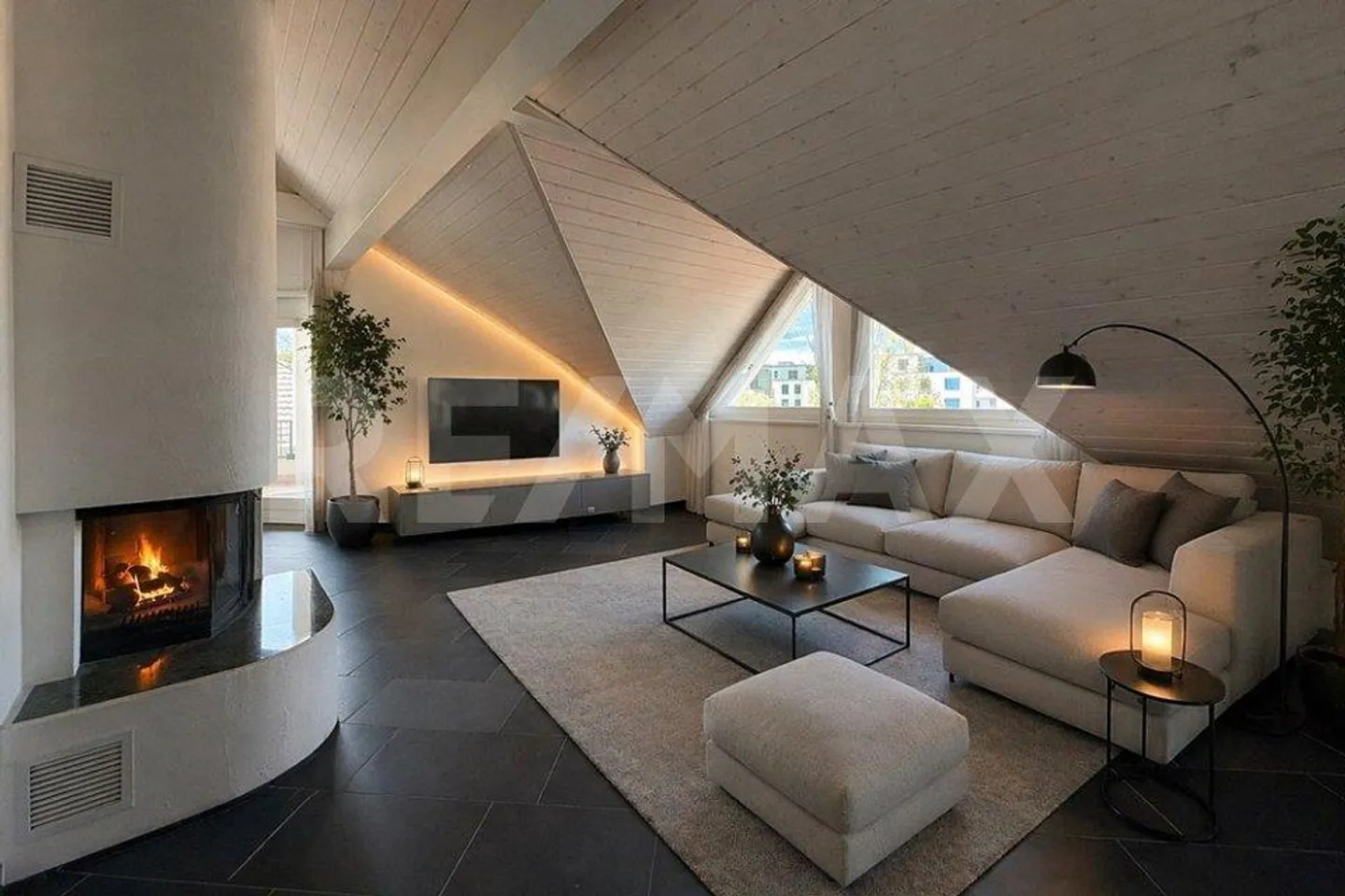 Charming penthouse apartment with fireplace and terrace in a quiet neighborhood - Photo 4 of 13