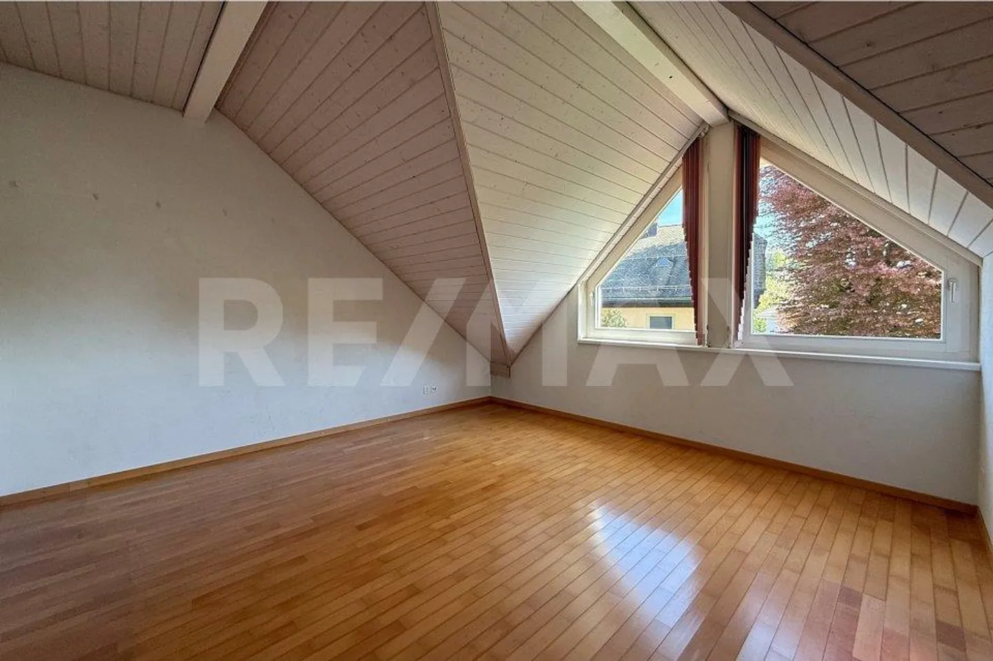 Charming penthouse apartment with fireplace and terrace in a quiet neighborhood - Photo 12 of 13