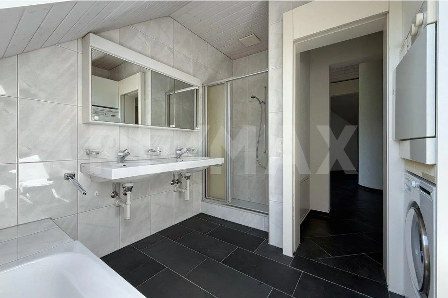 Charming penthouse apartment with fireplace and terrace in a quiet neighborhood - Photo 10 of 13