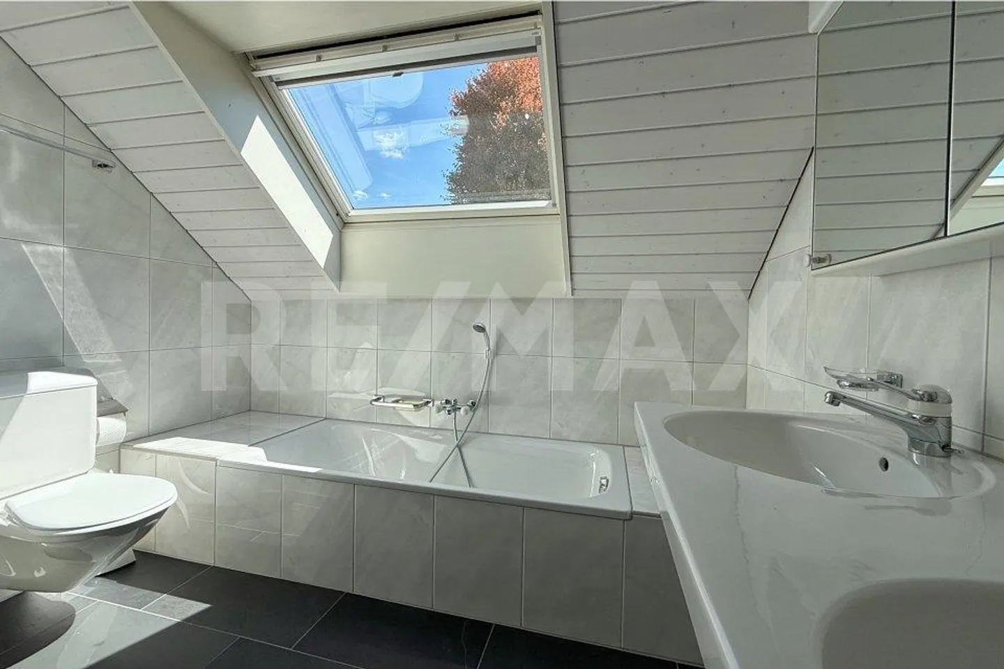 Charming penthouse apartment with fireplace and terrace in a quiet neighborhood - Photo 11 of 13