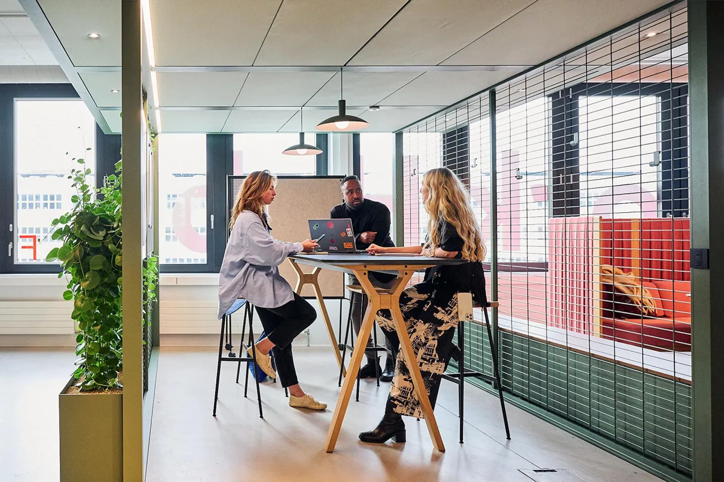 Espace de travail moderne - aménagé et prêt à emménager - Photo 10 sur 12