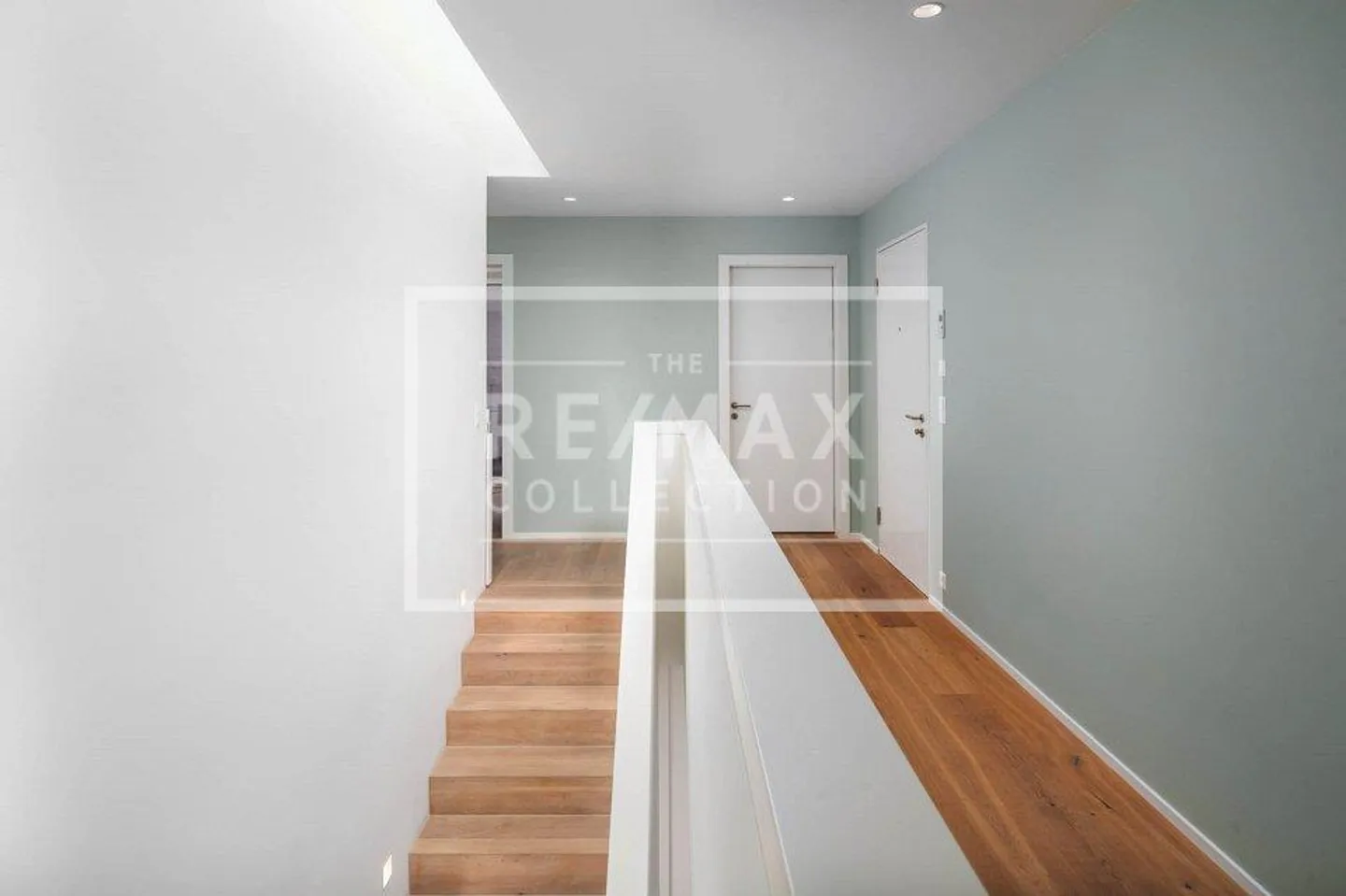 Gold Coast: Exclusive Attic Maisonette with Lake View - Photo 9 of 13