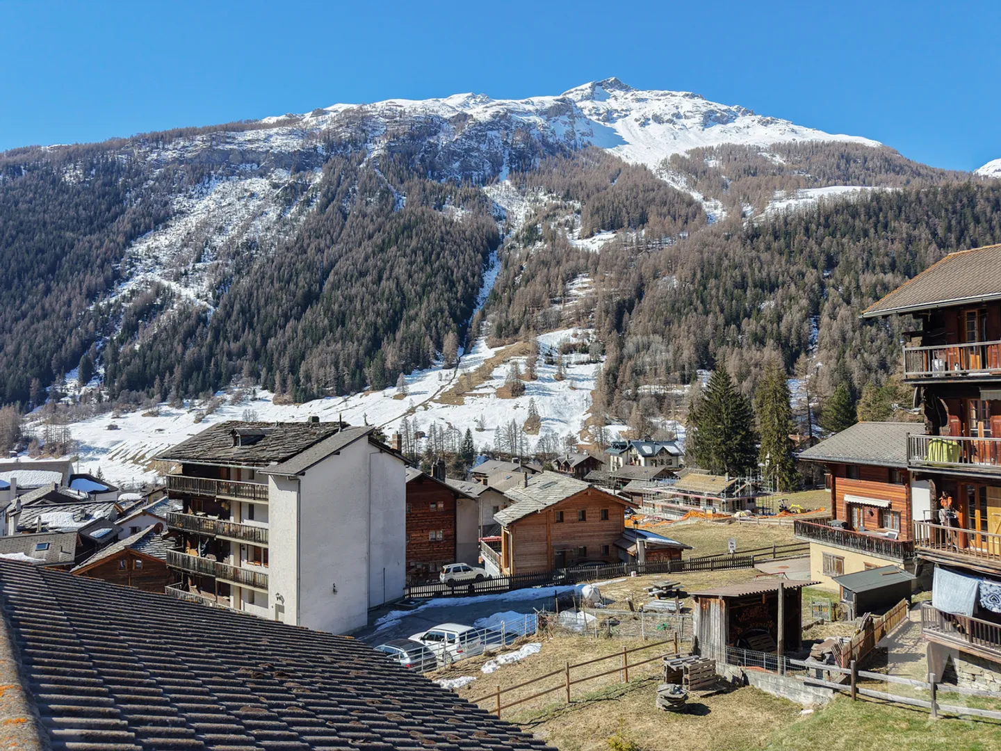 Terreno con fienile da trasformare nel centro del vecchio villaggio di Evolène - Foto 2 di 10