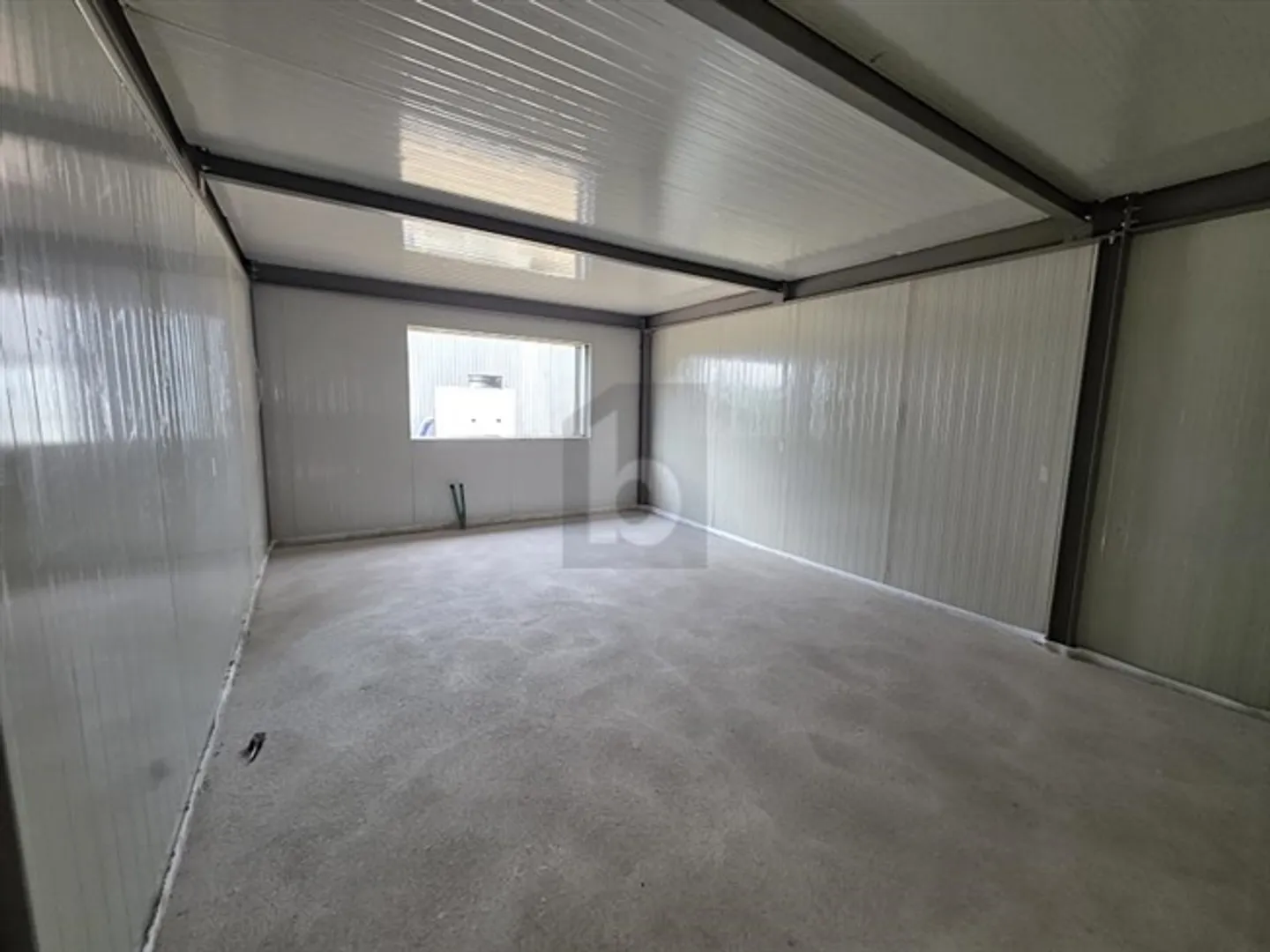 Visibile, soleggiato e con posti auto - Foto 4 di 5