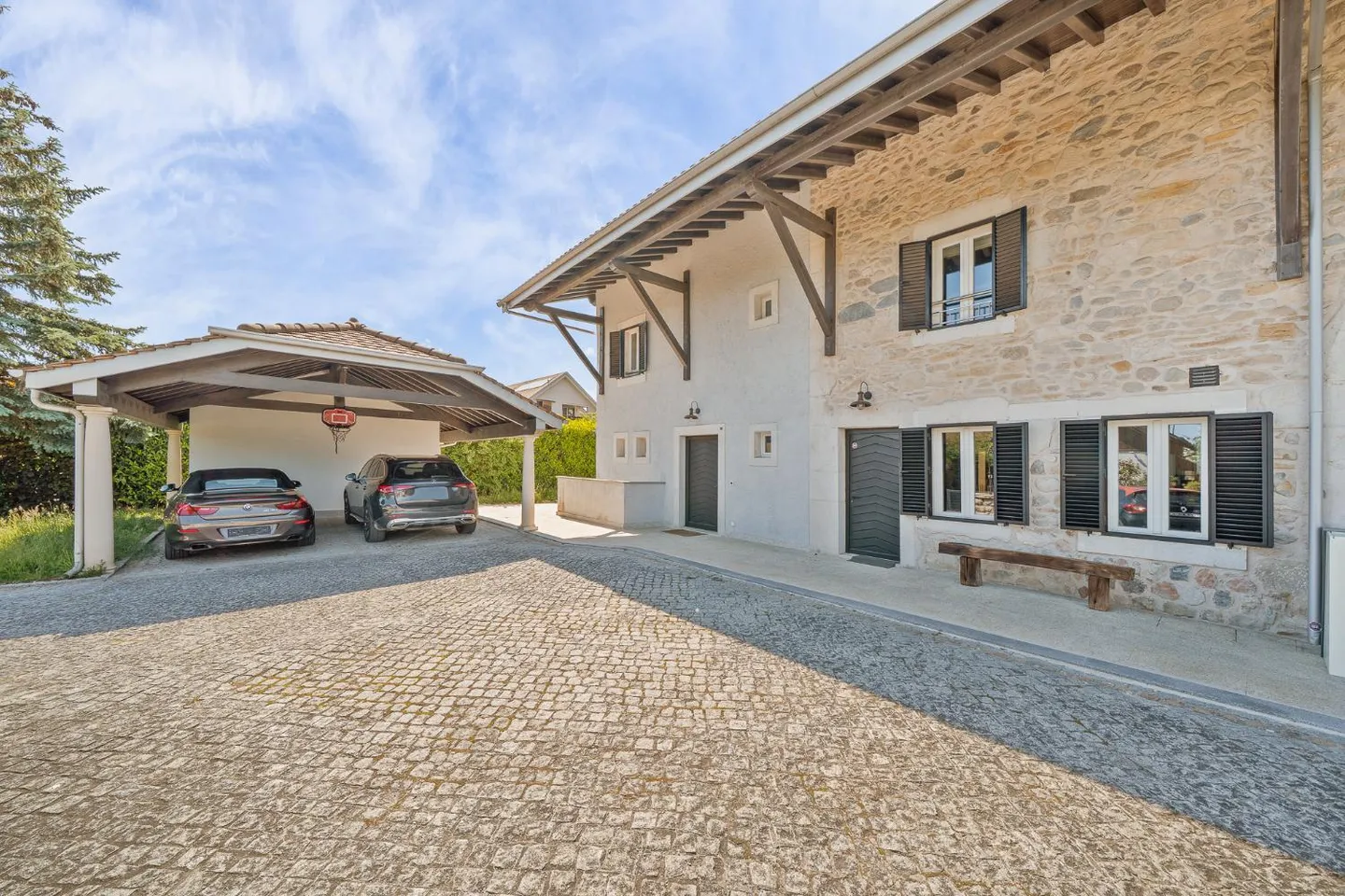 Magnifica e spaziosa proprietà di charme nel cuore di un ambiente residenziale e verdeggiante - Foto 1 di 4