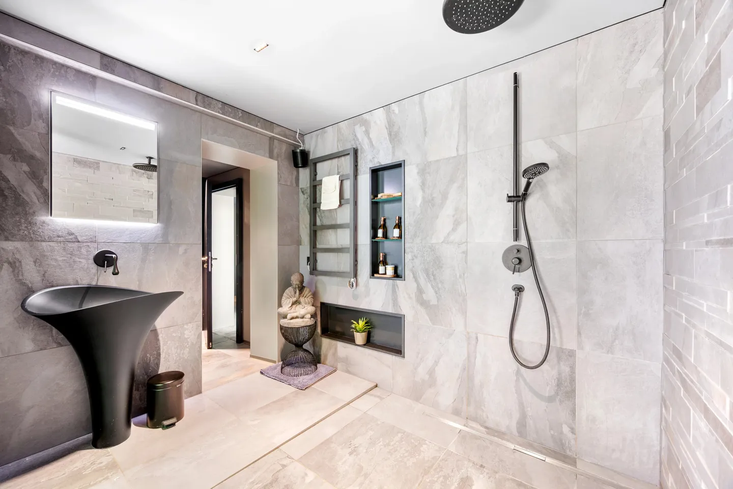 Stunning Villa with Lake View - Photo 14 of 21