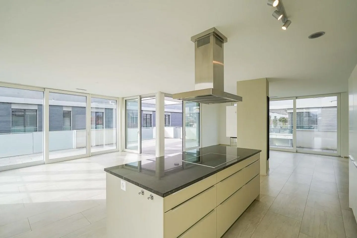 Plaisir de vivre de première classe ! Élégant appartement en attique de 4.5 pièces dans un emplacement central - Photo 4 sur 13