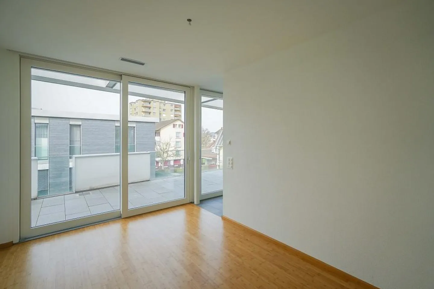 Plaisir de vivre de première classe ! Élégant appartement en attique de 4.5 pièces dans un emplacement central - Photo 11 sur 13