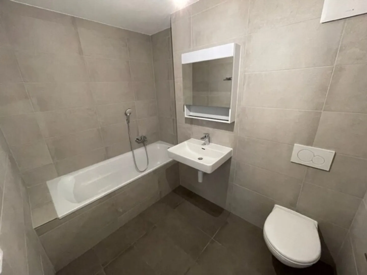 Appartement Charmant avec Vue sur la Ville - Photo 7 sur 8