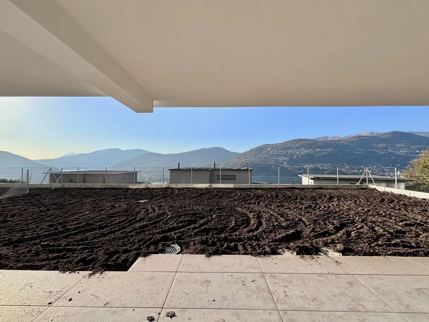 Luminoso appartamento con giardino e vista lago - Foto 4 di 10
