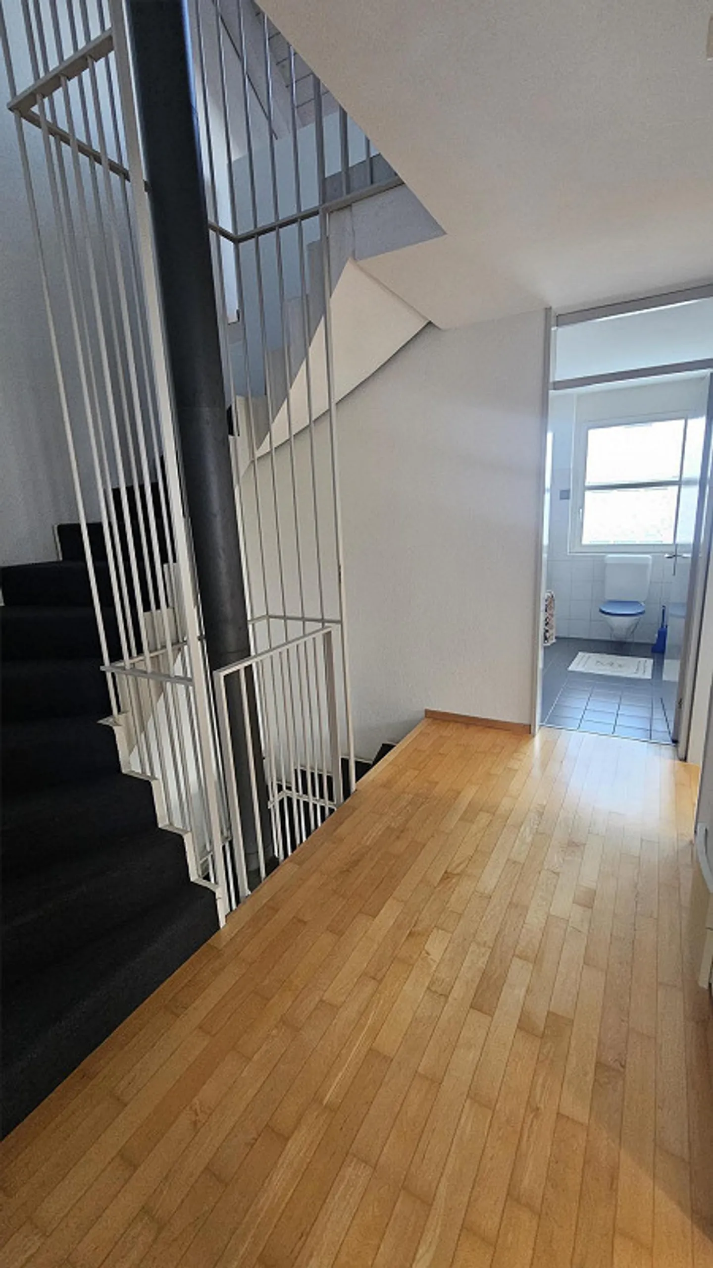 Ampia casa angolare di 5,5 stanze in una zona residenziale tranquilla a Kriens - Foto 12 di 15