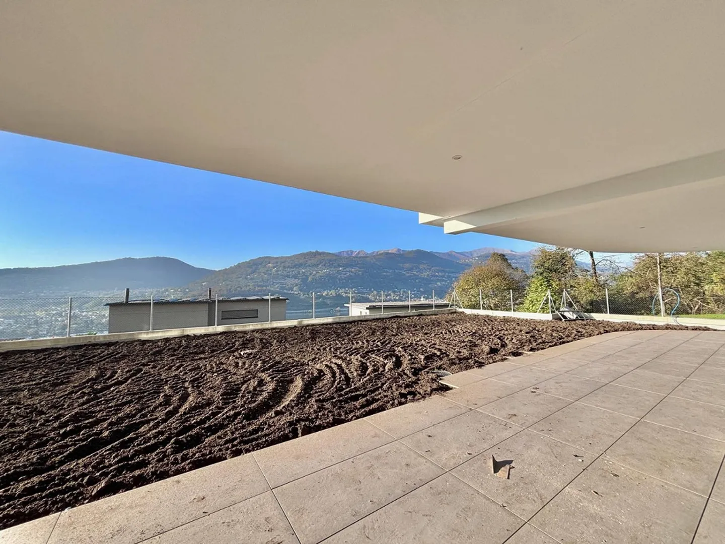 Luminoso appartamento con giardino e vista lago - Foto 9 di 10