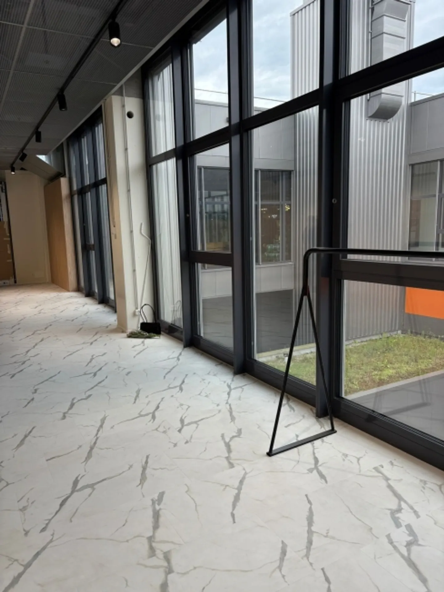 Retail space ideal for a hairdresser / beauty studio for rent - Photo 1 of 6